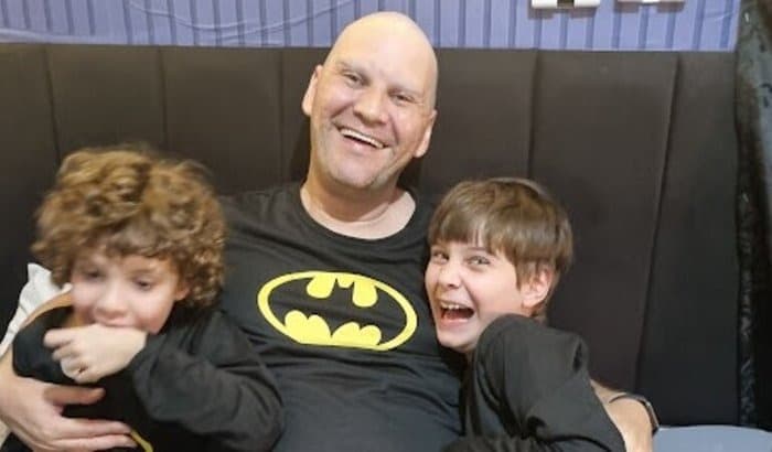 Pai com cancer no cerebro lanca campanha pra deixar um lar seguro pros filhos autistas antes de morrer