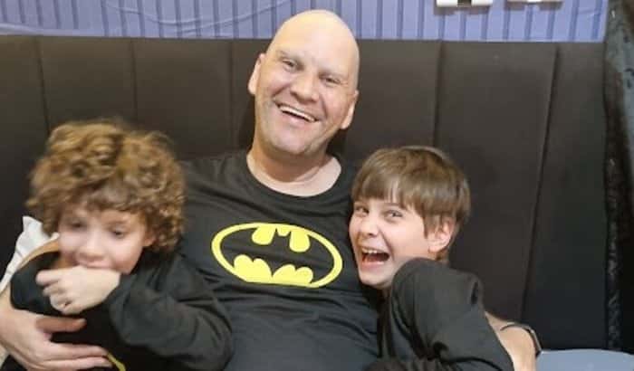 Pai com cancer no cerebro lanca campanha pra deixar um lar seguro pros filhos autistas antes de morrer
